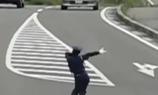 Cảnh sát điều khiển giao thông như... diễn viên múa