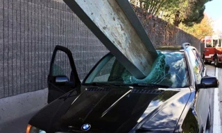 Tai nạn hy hữu xảy ra trên đường và tài xế siêu may mắn khi giữ được mạng sống. Ảnh: Twitter.