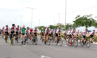 Dẫn đầu đoàn đua có Đại sứ Vương quốc Anh tại Việt Nam, ông Giles, ông Đặng Việt Dũng - Phó Chủ tịch UBND TP Đà Nẵng, bà Ngô Thị Kim Yến - Giám đốc Sở Y tế TP, tay đua nổi tiếng thế giới Mike Hall.