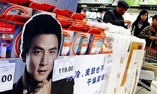 Một hàng bán mỹ phẩm nam ở Trung Quốc. Ảnh: WSJ.