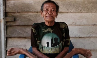 Tròn mắt xem ông già U70 uốn dẻo như kẹo kéo