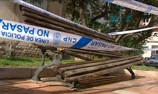 Chiếc ghế mà cụ ông ngồi và bị người phụ nữ tự tử lao trúng bị hư hỏng nặng. Ảnh: Antena3.