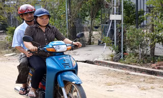 Sau thời gian dài ngồi tù, ông Nén không biết đi xe máy, đi đâu phải nhờ vợ chở.