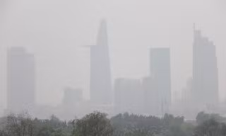Những công trình, toà nhà cao tầng ở trung tâm Sài Gòn như "biến mất" sau lớp mù khô dày đặc suốt cả ngày 6/10.