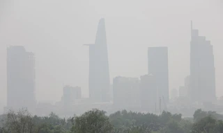 Những công trình, toà nhà cao tầng ở trung tâm Sài Gòn như "biến mất" sau lớp mù khô dày đặc suốt cả ngày 6/10.