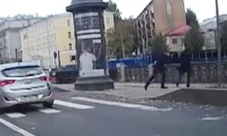 Quẳng người đi bộ xuống kênh vì chạm vào ôtô