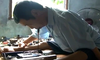 Người đàn ông dùng miệng sửa vi mạch điện tử