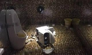 Bồn cầu bỗng dưng phát nổ, một phụ nữ bị thương nặng