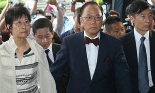 Ông Tăng Âm Quyền cùng vợ đến tòa án.