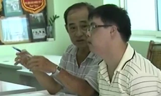 Người cha gần 30 năm 'biến' con bệnh down thành người bình thường