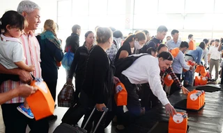 Quà tặng 20/10 xuất hiện trên băng chuyền hành lý.