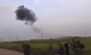 Phiến quân bắn xối xả vào phi công Su-24 Nga đang nhảy dù