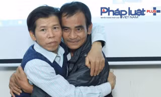 Ông Chấn ôm chặt ông Nén trong buổi gặp 'lịch sử'. Ảnh: Pháp Luật Plus