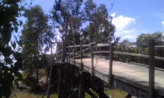 Cầu gỗ Long Thành tại xã Ô Long Vĩ đã xuống cấp.