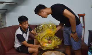 Quế Ngọc Hải trong một lần đến thăm và động viên Anh Khoa ở nhà riêng tại Đà Nẵng. Ảnh: B.Vân.