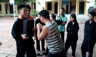 Anh Hoàng đang dạy cho võ sinh.