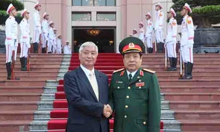 Bộ trưởng Quốc phòng Nhật Bản cảm ơn Bộ trưởng Quốc phòng Việt Nam về sự đón tiếp nồng hậu. Ảnh: Hồng Pha.