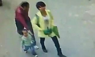 Bé gái bị người lạ 'bắt cóc' ngay sau lưng mẹ