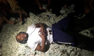 Mayweather rất hay khoe tiền.