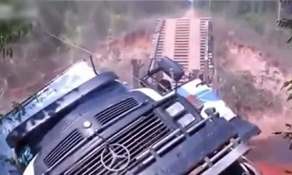 Thảm họa khi xe tải nặng đi qua cầu yếu