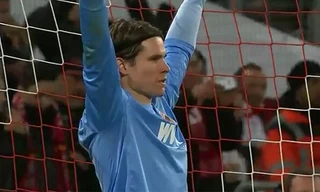 Thủ môn dùng tiểu xảo khiến đổi thủ sút hỏng 11 mét