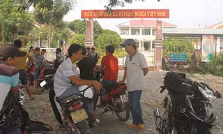 Người dân tập trung trước trụ sở UBND xã Chư Rcăm, nơi Công an đang lấy lời khai của 23 đối tượng liên quan.