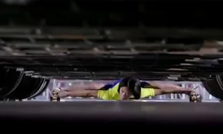 Thiếu nữ trượt patin qua gầm 18 ô tô điệu nghệ