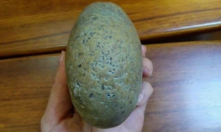 Hòn đá giống quả trứng, nặng khoảng một kg. Ảnh: CCTV.