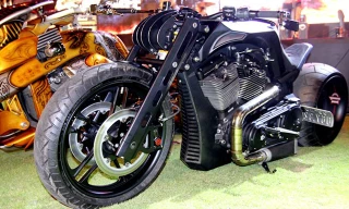 Đây là chiếc Brand Done Super Sport được chế tác khung bằng sợi carbon nguyên khối. Xe thuộc sở hữu của một thành viên Saigon Free Chapter. 