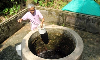 Nước ở hai giếng cổ ngon đến mức người dân thôn khác phải bỏ tiền để mua. Ảnh: Tiến Hùng.