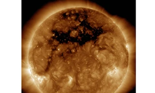 Lỗ nhật hoa khổng lồ trên Mặt Trời
