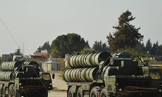 Hệ thống tên lửa phòng không S-400 của Nga .