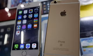 Một chiếc smartphone nhái iPhone 6s từ ngoại hình đến giao diện phần mềm. Ảnh :RT.