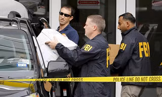 FBI thu giữ các tài liệu liên quan hôm 3/12. Ảnh: Reuters.