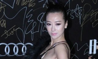 Sao nữ 'Ỷ thiên đồ long ký' hớ hênh trên thảm đỏ