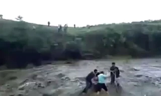 Hãi hùng cảnh 5 người bị dòng lũ 'nuốt chửng' 