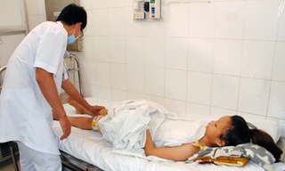 Bệnh nhân đang điều trị do rắn lục đuôi đỏ tấn công. Ảnh: Kh.Uyên.