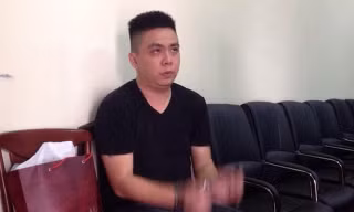 Nghi can cầm đầu Wong Boon Leong tại cơ quan điều tra. Ảnh T.Chung.