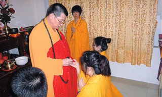 Ngô Trạch Hoành đang làm lễ thọ giới cho tín đồ tại nhà riêng.