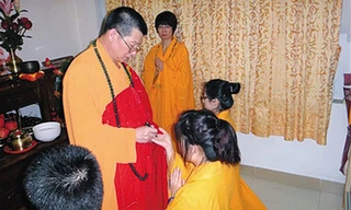 Ngô Trạch Hoành đang làm lễ thọ giới cho tín đồ tại nhà riêng.