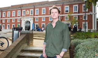 Jonathan Davey thuê nhà trọ tại Ba Lan và đi học bằng máy bay để tiết kiệm tiền. Ảnh: Mirror.