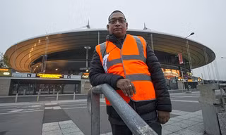 Salim Toorabally đã ngăn kẻ đánh bom liều chết Bilal Hadfi vào sân vận động Stade de France hôm 13/11. Ảnh: Daily Mail.
