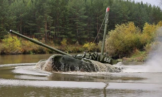 Cận cảnh xe tăng T-72 Nga vượt sông…như tàu ngầm