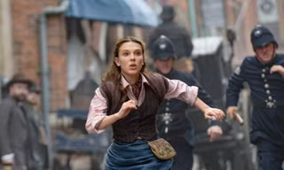 Phim hay Netflix: Millie Bobby Brown quậy "hết nấc" trong trailer "Thám tử Enola Holmes" mùa 2