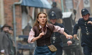 Phim hay Netflix: Millie Bobby Brown quậy "hết nấc" trong trailer "Thám tử Enola Holmes" mùa 2