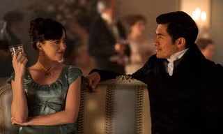 Mỹ nhân "50 sắc thái" Dakota Johnson đối đầu nam thần "Siêu giàu châu Á" Henry Golding