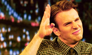 "Đội trưởng Mỹ" Chris Evans bị khui lại ảnh "cúi lạy trước... đầu heo" từ 10 năm trước