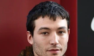 Sự nghiệp lao dốc, "The Flash" Ezra Miller tiếp tục bị cảnh sát "sờ gáy" vì... ăn trộm