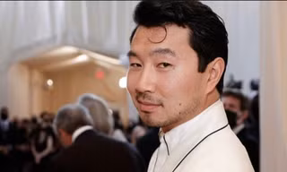 Mặc kệ thiên hạ tạo 7749 kiểu dáng, "Shang-Chi" đến thảm đỏ Met Gala để "tấu hài" là chính