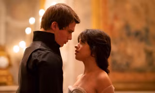 "Cinderella" (2021): "Nỗ lực ảo" đáng thất vọng trong việc làm mới câu chuyện nàng Lọ Lem